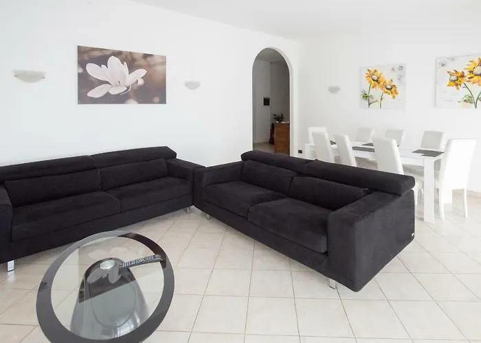 Silky House With Private Parking Apartman
