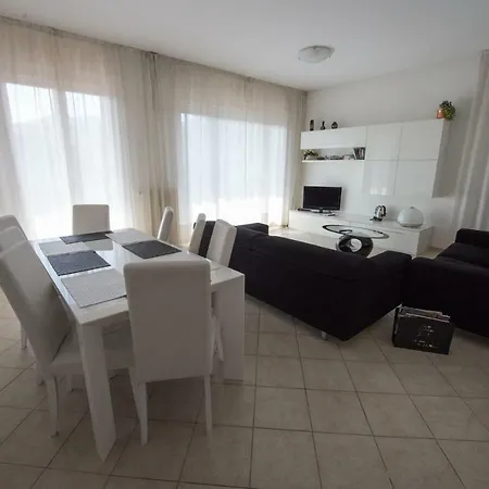 Silky House With Private Parking *